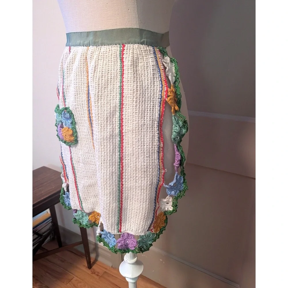 VTG 50s 60s Crochet Flower Half Apron Rainbow Stripe Pocket Cottagecore Kitsch
